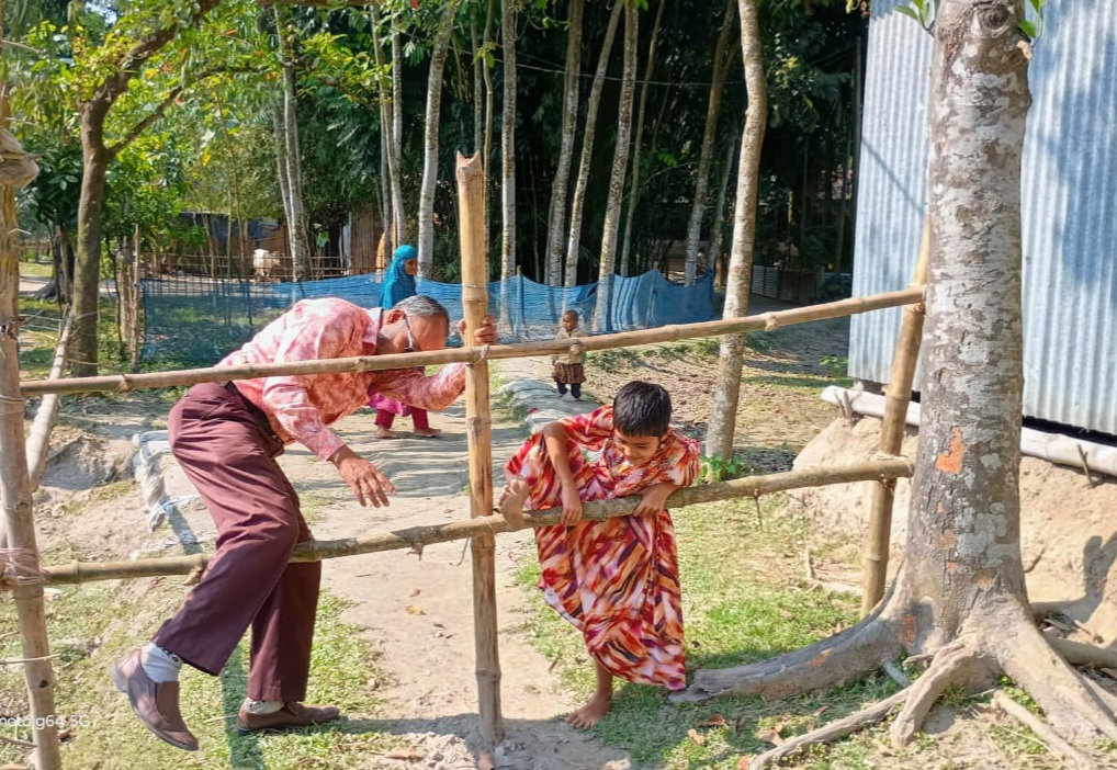শিক্ষকের পরিবারের একমাত্র রাস্তায় বাঁশের প্রতিবন্ধক চার সন্তানের স্কুলে যাওয়া অনিশ্চিত