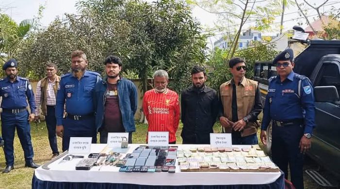 শরীয়তপুরে ৫০টি মোবাইল ১৮ লাখ টাকা-সহ ৩ ডাকাত গ্রেফতার