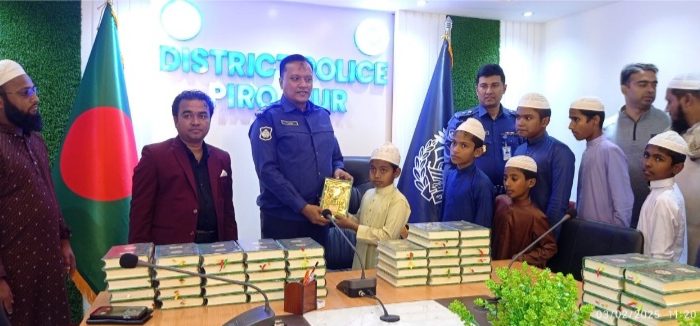 পুলিশ সুপার পিরোজপরের উদ্যোগে মাদ্রাসা শিক্ষার্থীদের পবিত্র কোরআন শরীফ বিতরণ