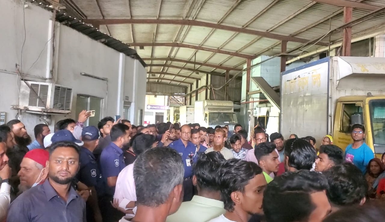 গাজীপুরে বেতনের দাবিতে বিক্ষোভ
